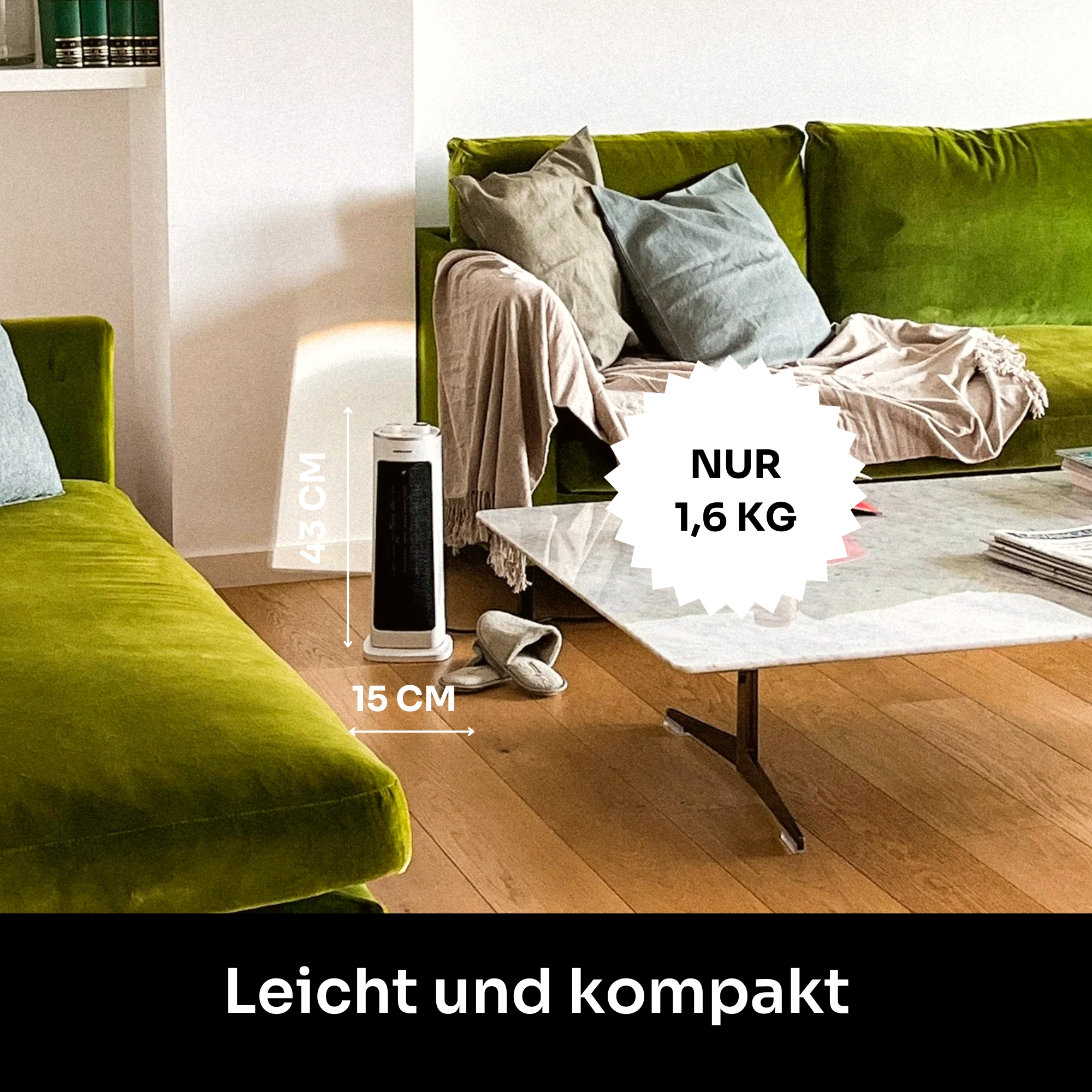 Ein weiß-schwarzer Heizlüfter neben einem grünen Sofa. Vor dem Sofa steht ein Couchtisch und ein Paar Hausschuhe.