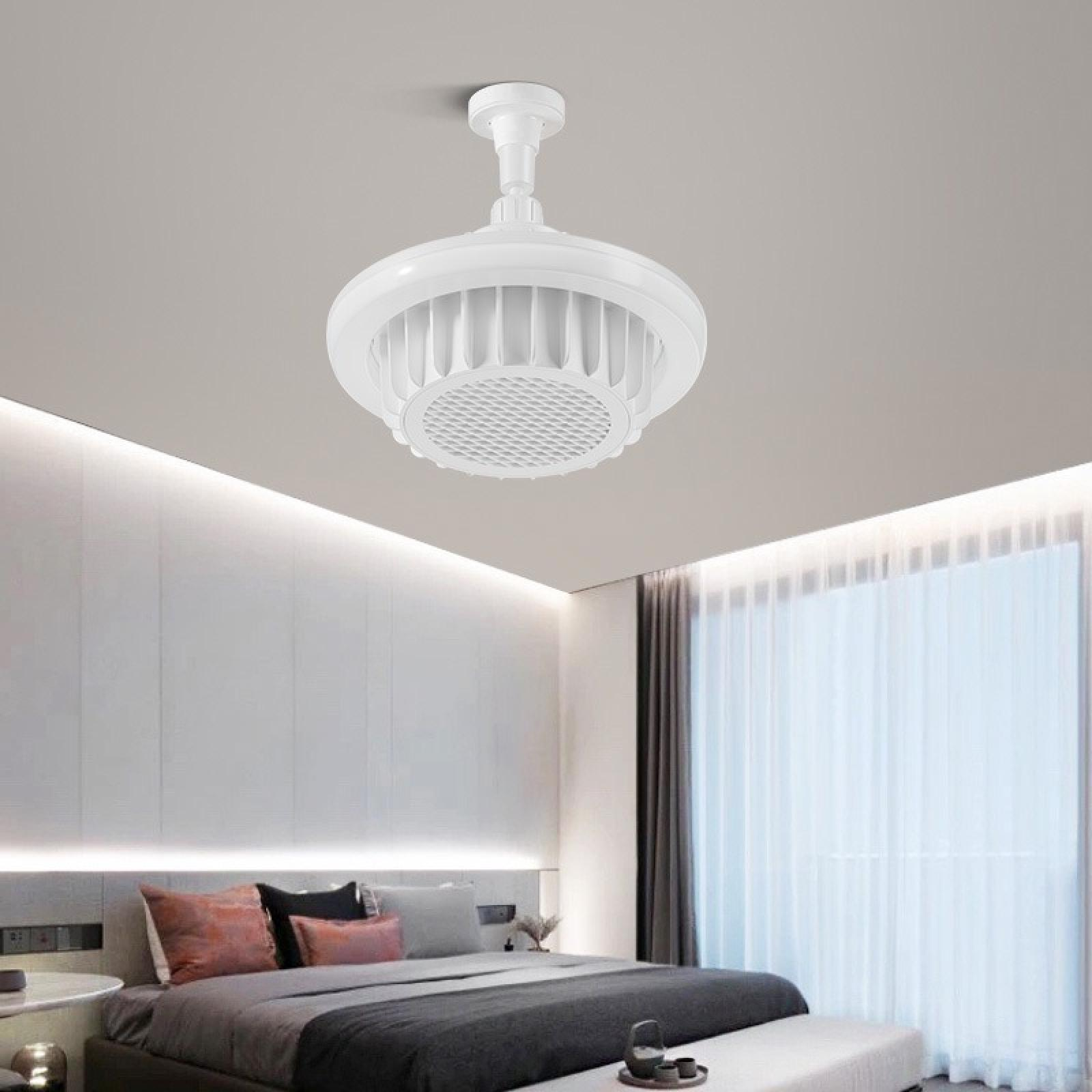 Weiße Deckenleuchte in einem Schlafzimmer. Das Zimmer hat ein Bett, Vorhänge und ein Fenster. Die Wände sind hellgrau.
