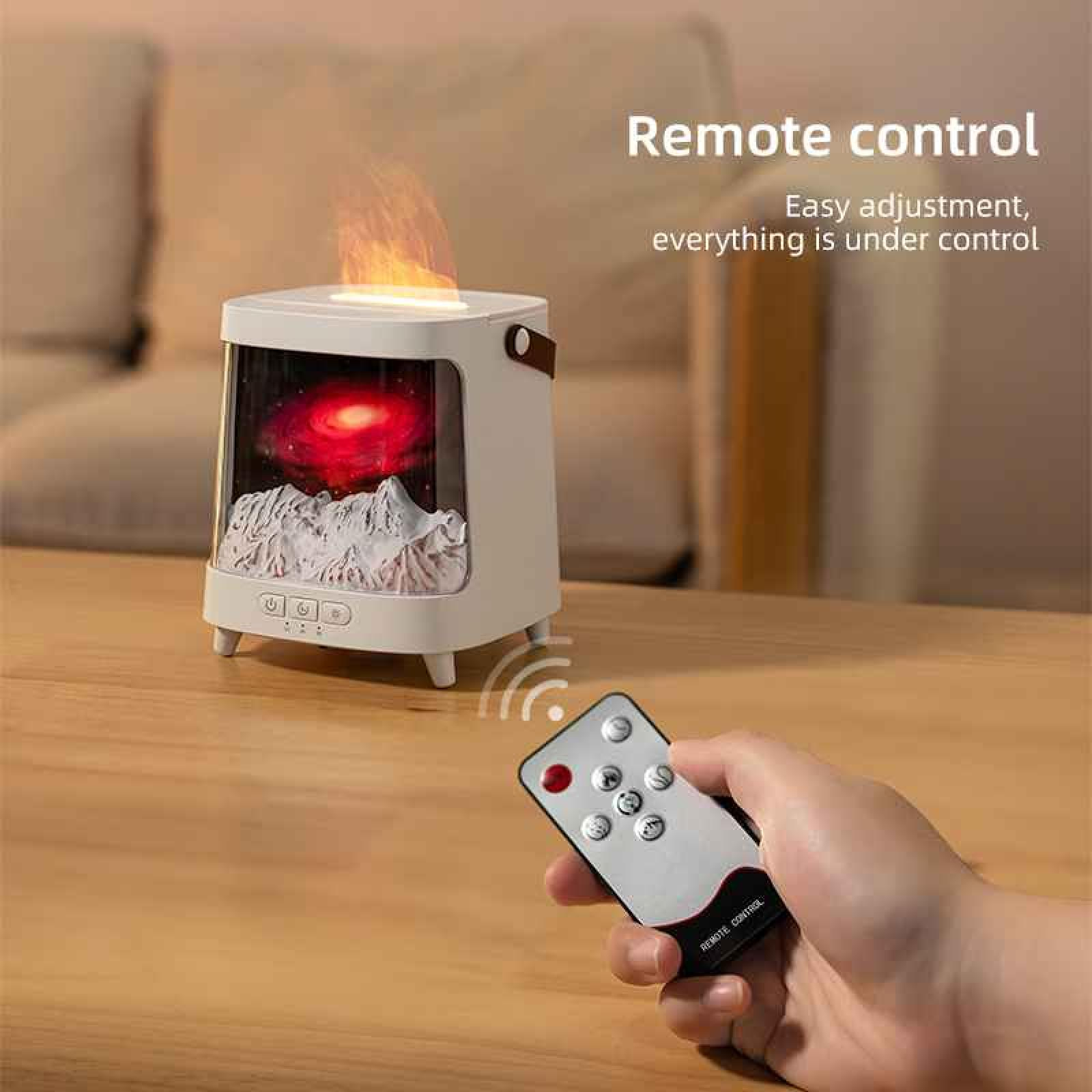 Eine dekorative Lampe mit Fernbedienung, die einen Flammeneffekt und ein Galaxienbild zeigt. Eine Hand hält die Fernbedienung.