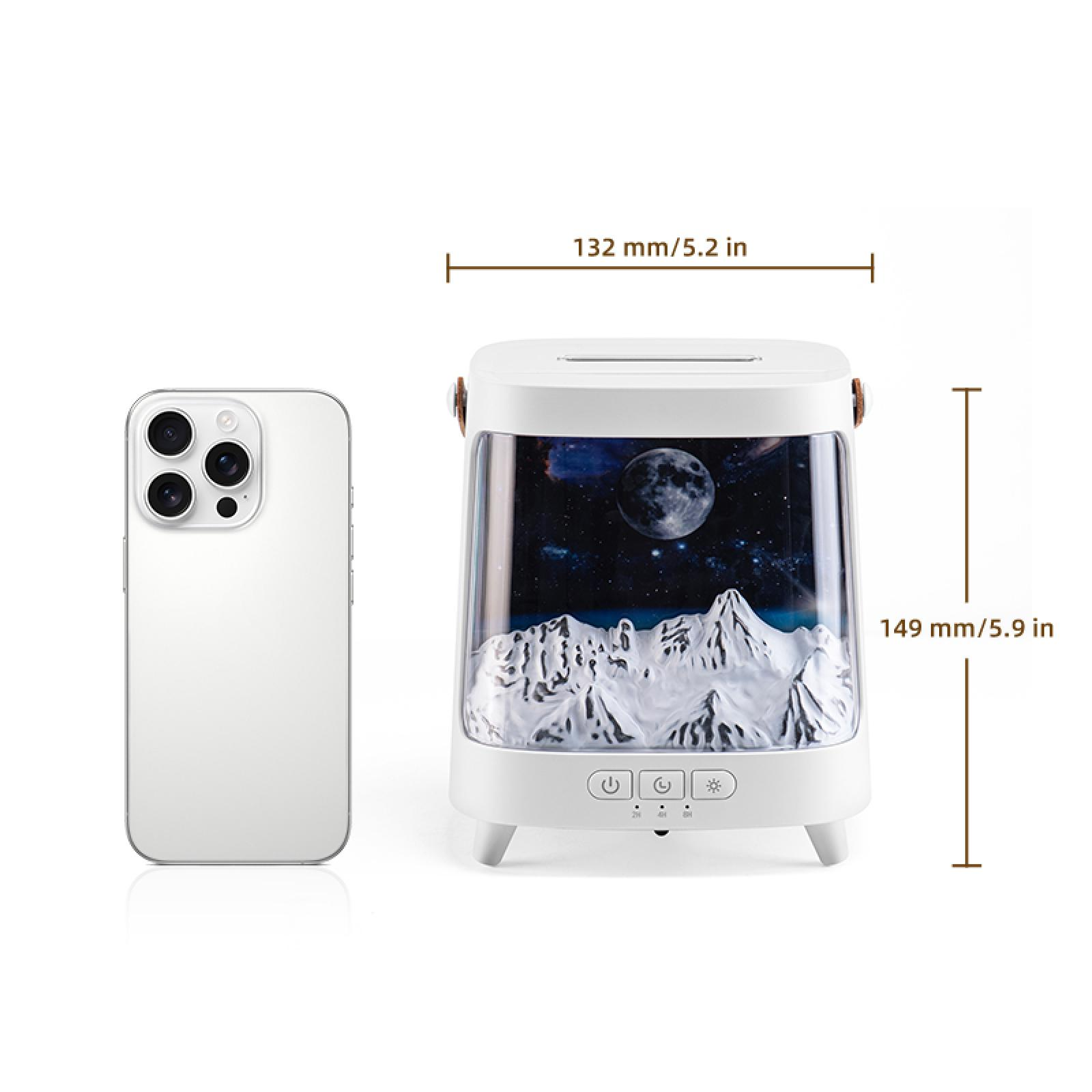 Weißes Nachtlicht mit Mond- und Berglandschaft neben einem Telefon. Abmessungen sind 132 mm/5,2 Zoll und 149 mm/5,9 Zoll.