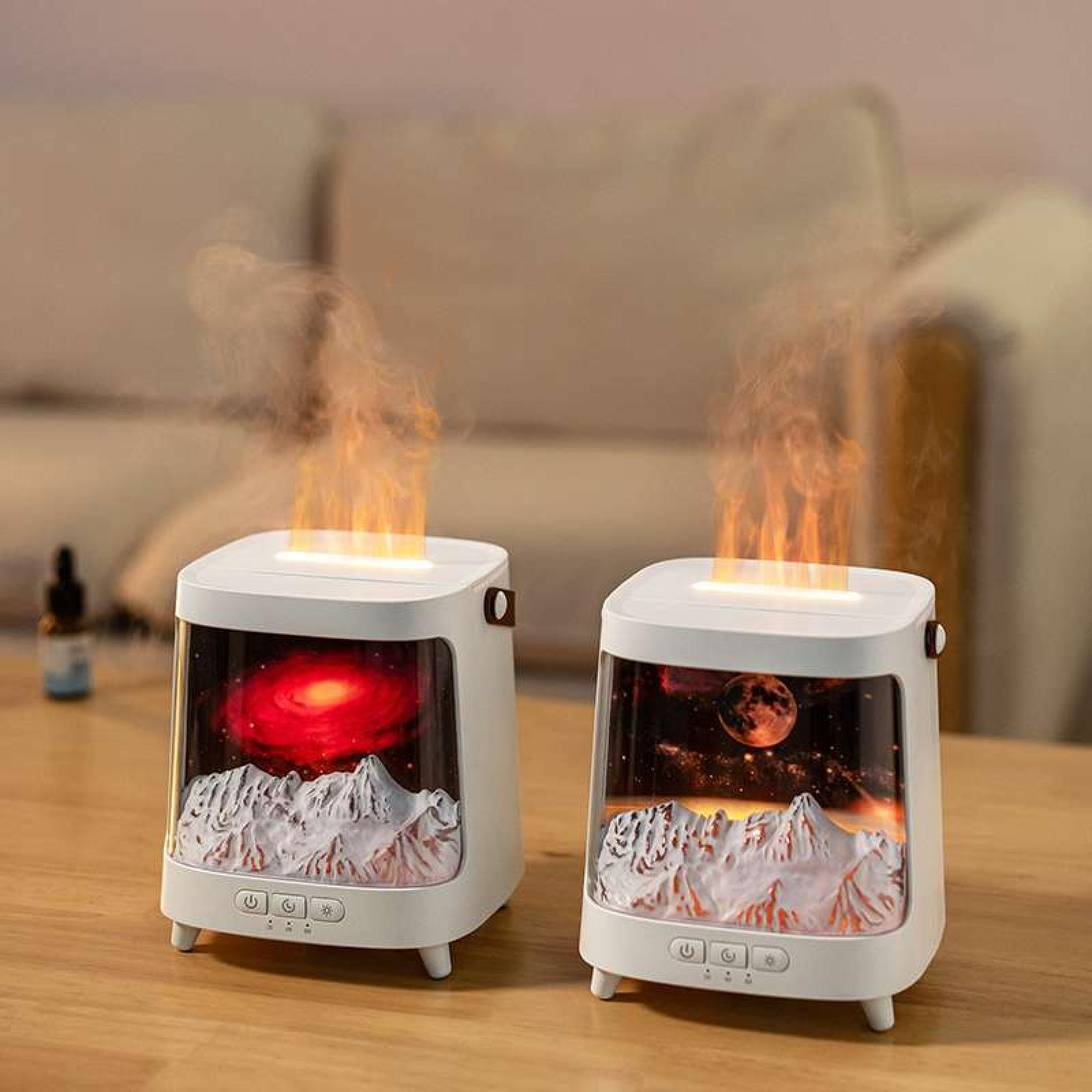 Zwei weiße Diffusoren mit flammenartigem Dampf. Einer zeigt eine Galaxie, der andere einen Mond. Beide haben Bergszenen.