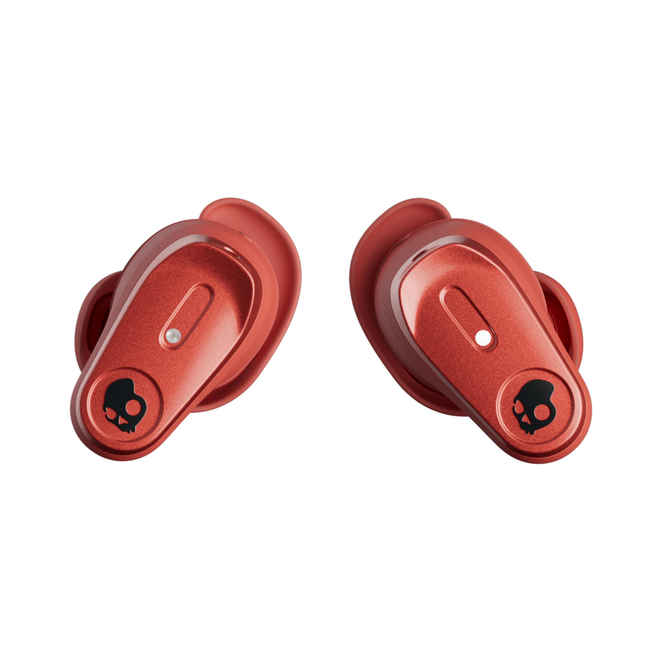 Dwa czerwone słuchawki Skullcandy na białym tle. Każdy wyświetla logo czaszki marki.