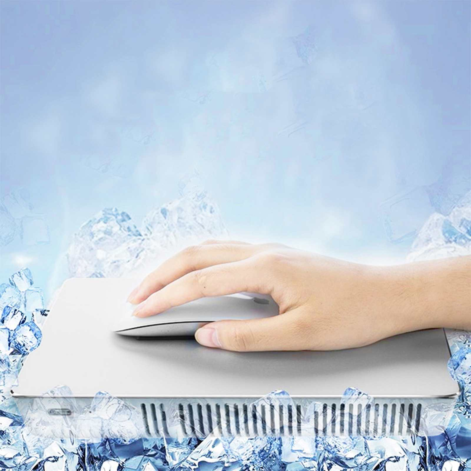 Eine Hand liegt auf einer weißen Computermaus. Der Hintergrund ist ein blauer Farbverlauf mit Eiswürfeln.