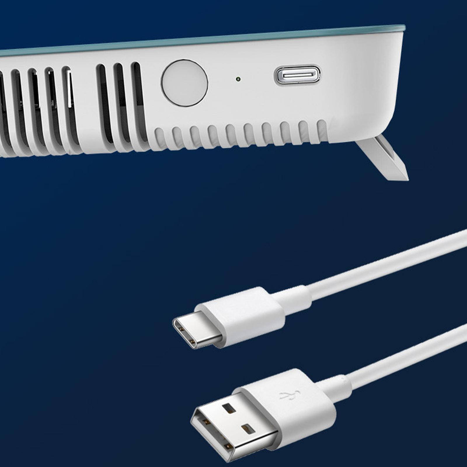 Weißes elektronisches Gerät mit USB- und USB-C-Kabeln. Das Gerät hat Lüftungsschlitze, einen Kreis und einen Anschluss. Blauer Hintergrund.