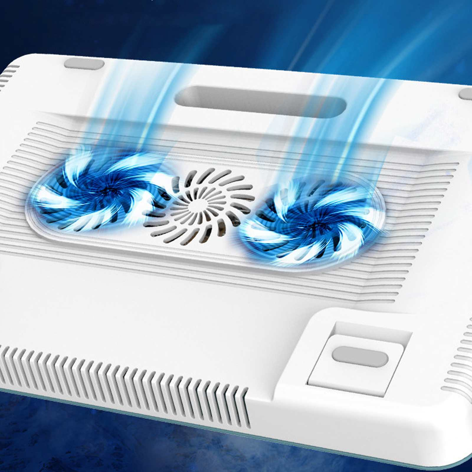 Weißer Laptop-Kühler mit zwei blauen Lüftern. Der Luftstrom wird mit einer blauen Grafik dargestellt. Der Hintergrund ist dunkelblau.
