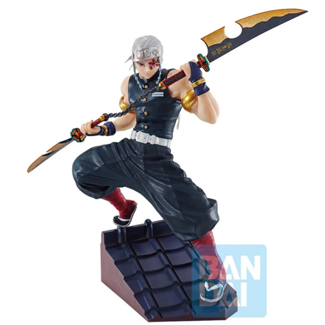 Una figura de un personaje en pose de lucha, sosteniendo dos espadas. La figura está sobre una base de tejado. La figura viste ropa oscura.