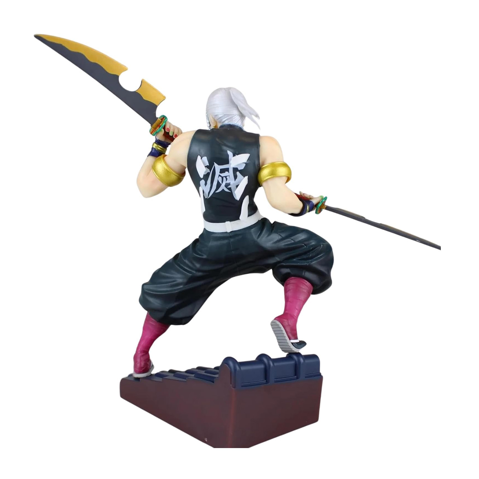 Figura de un hombre con atuendo negro con un arma grande, cabello blanco y botas rosas, posando sobre una plataforma.