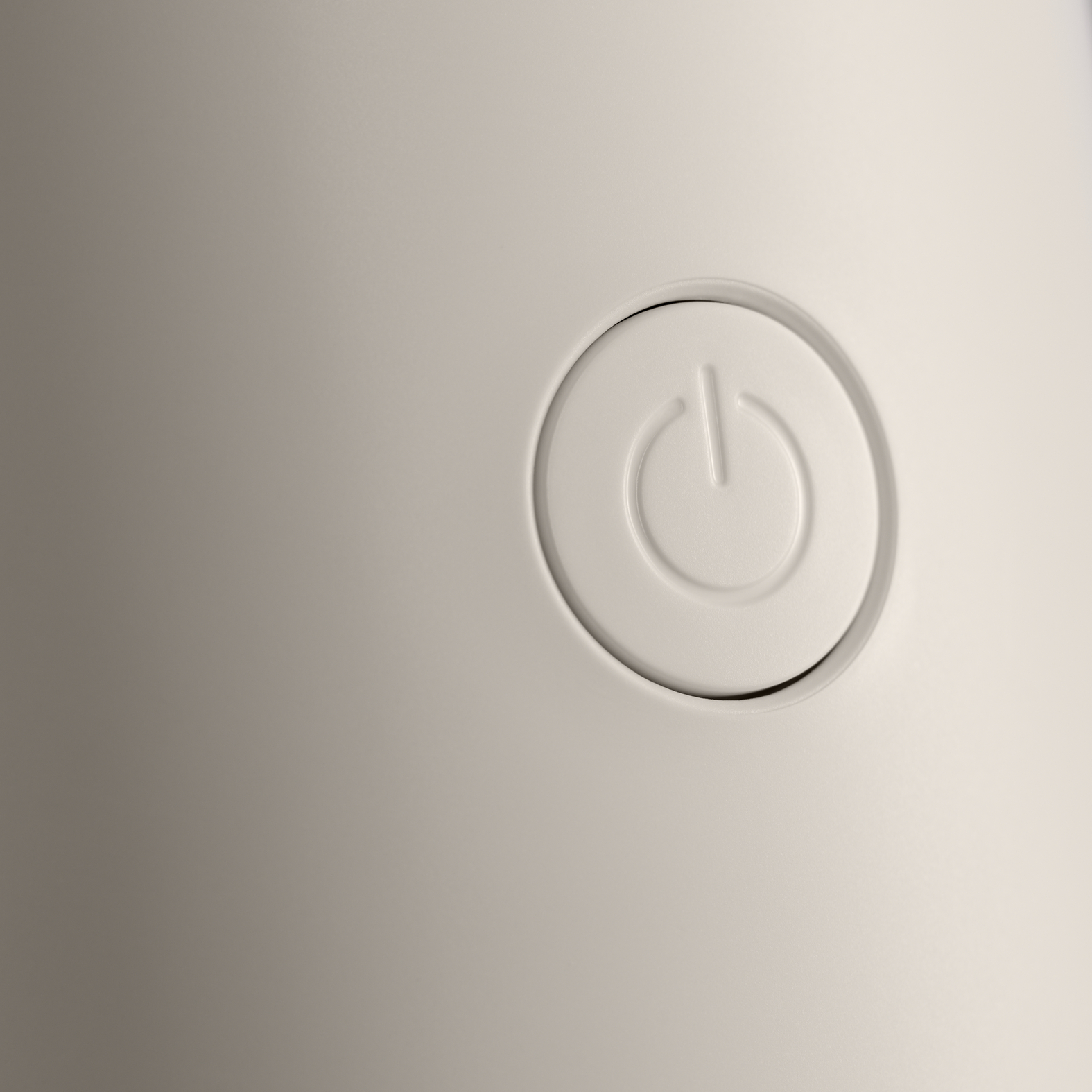 Nahaufnahme eines weißen Power-Buttons. Der Knopf befindet sich auf einer hellen Oberfläche, mit einem einfachen Stromsymbol.