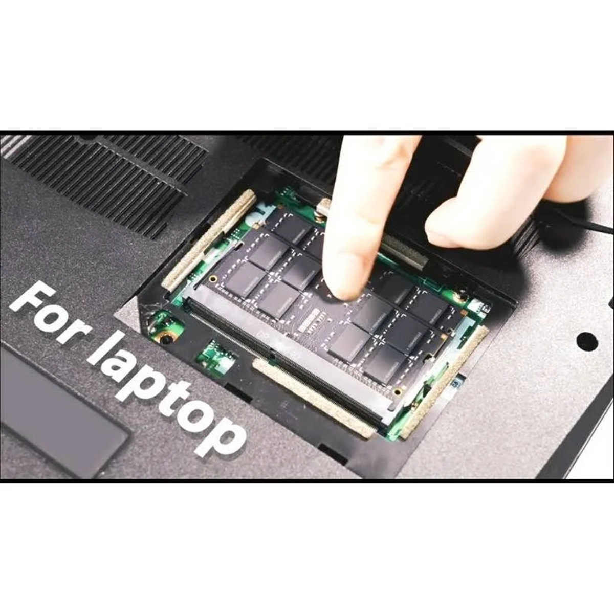 Ręka dotyka modułu RAM wewnątrz laptopa. Moduł ma kilka czarnych układów. Tło pokazuje wewnętrzne części laptopa.