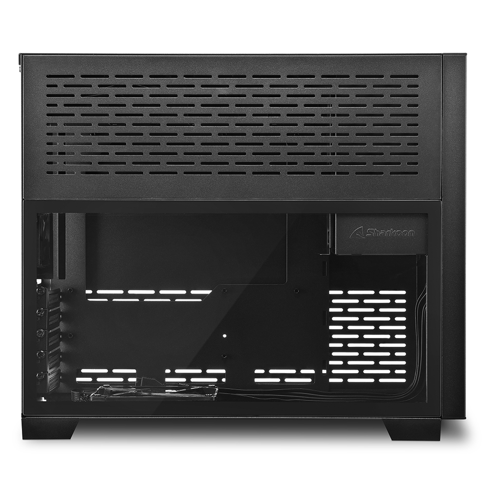 Schwarzes Computergehäuse mit perforierter Oberseite und Seite. Glas-Seitenwand zeigt das Innere. Sharkoon-Logo sichtbar. Rechteckige Form.
