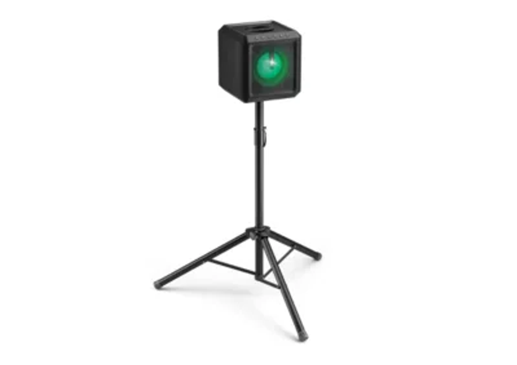Un altoparlante nero su un treppiede nero. L'altoparlante ha una luce verde al centro ed è isolato su bianco.