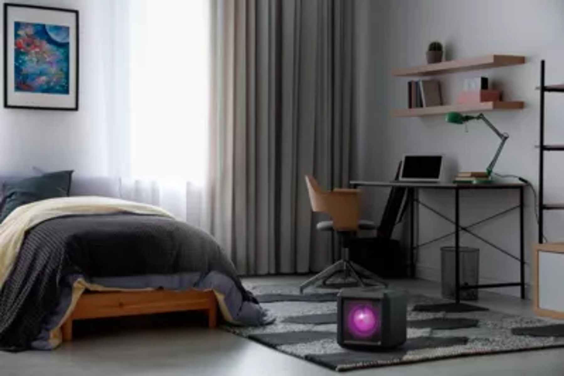 Camera da letto con letto, scrivania e un dispositivo luminoso. Opere d'arte sulla parete, finestra con tende e una sedia.
