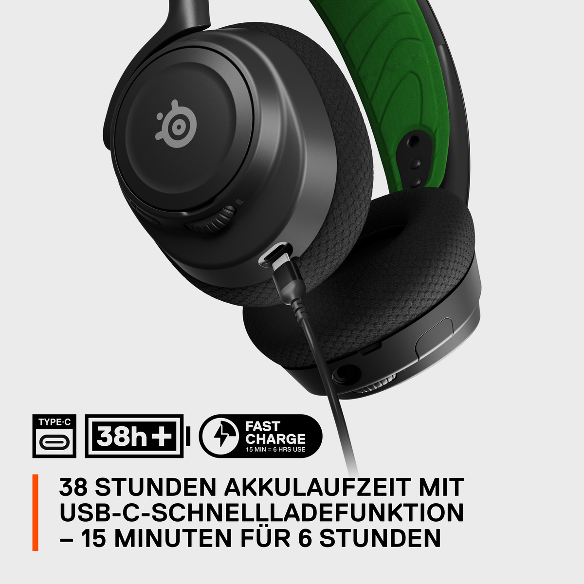Schwarze Kopfhörer mit grünem Bügeldetail. USB-C-Ladekabel eingesteckt. Text zeigt 38h Akkulaufzeit und Schnellladung.