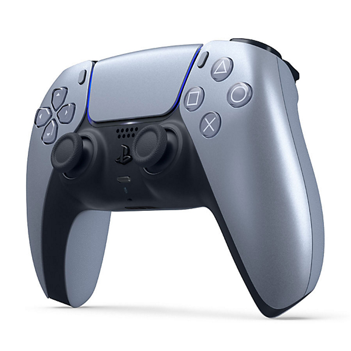 Srebrno-czarny kontroler PlayStation 5. Posiada przyciski, joysticki i panel dotykowy. Tło jest białe.