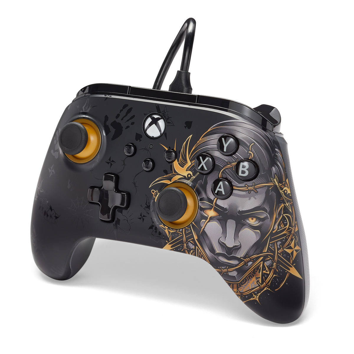 Czarny kontroler Xbox ze złotymi akcentami i wzorem twarzy. Ma czarny kabel. Przyciski są opisane. Tło jest białe.