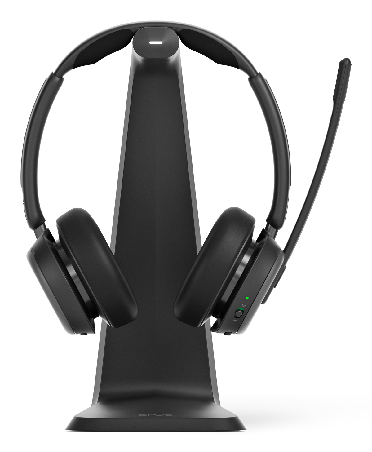 Auriculares negros en una base de carga. El auricular tiene un micrófono de brazo y está ligeramente inclinado. Fondo blanco.