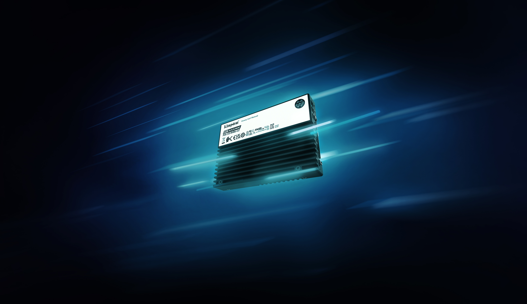 Dysk SSD Kingston na niebieskim tle z smugami światła. Dysk SSD jest czarny z białymi etykietami. Tło jest ciemnoniebieskie.