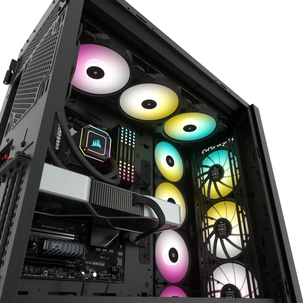 Wewnątrz obudowy komputera widoczne są kolorowe wentylatory i podzespoły. Obecne są chłodzenie wodne, pamięć RAM i karta graficzna.
