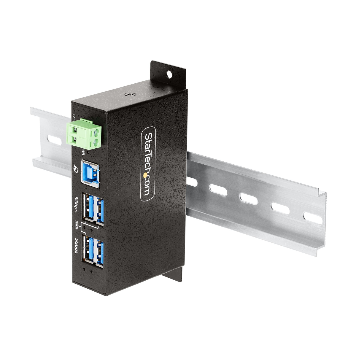Concentrador USB negro con tres puertos, conector de alimentación verde, montado en un riel plateado. La marca es Startech.com.