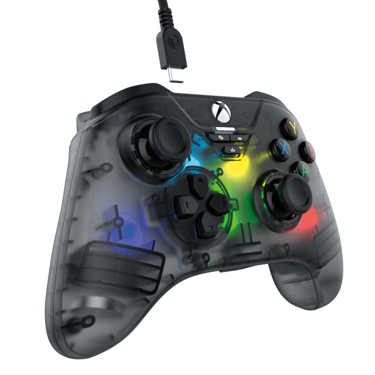 Ein durchscheinender, schwarzer Xbox-Controller mit USB-C-Kabel. Bunte Akzente beleuchten das Innere. Tasten sind schwarz und farbig.