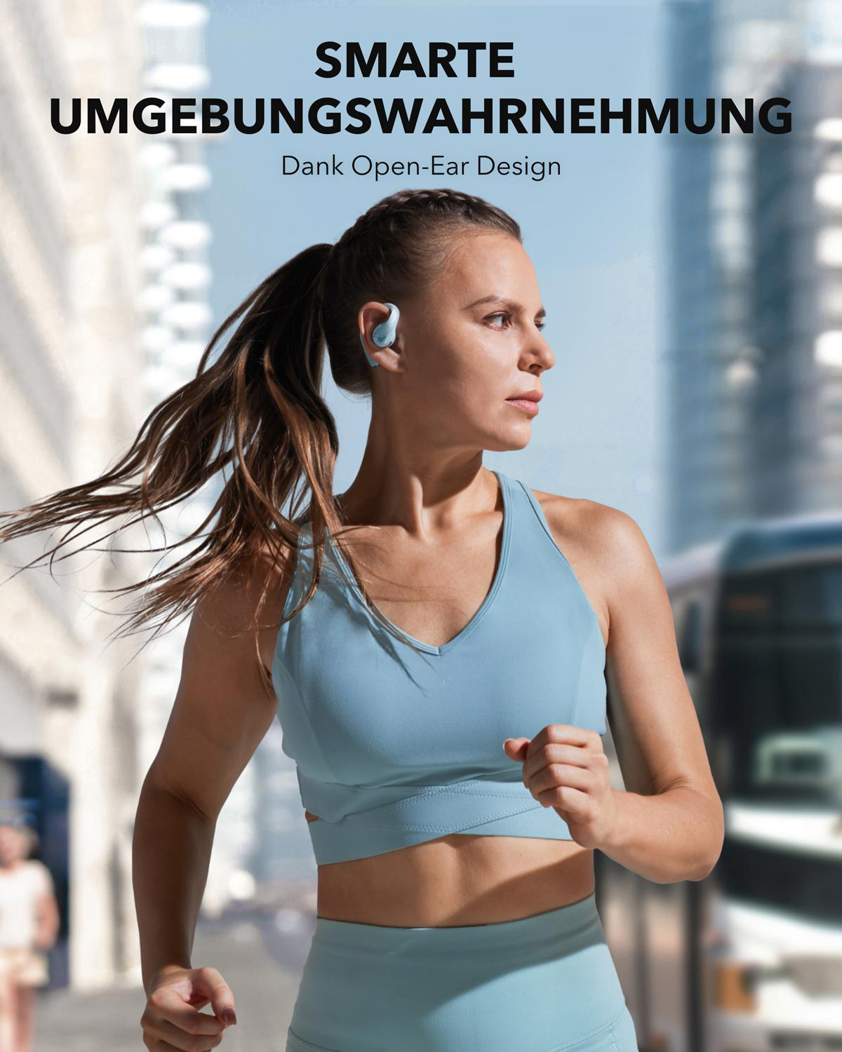 Kobieta biegnąca na zewnątrz, ubrana w niebieskie ubrania sportowe i słuchawki. Tło miejskie z tekstem o inteligentnej percepcji otoczenia.