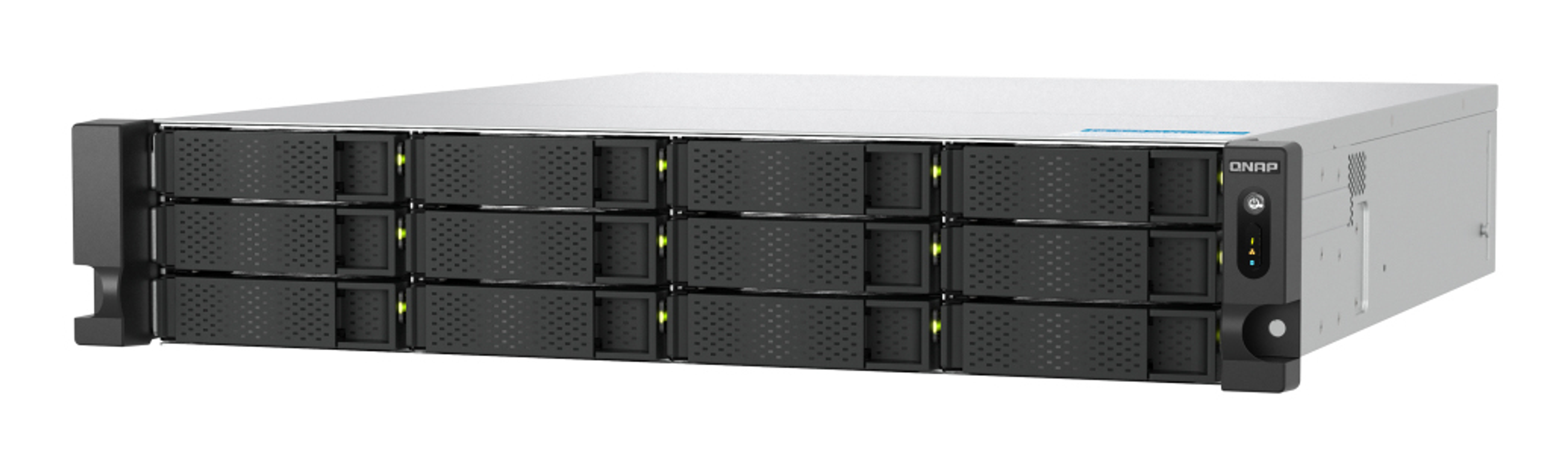 Se muestra un servidor NAS QNAP, con múltiples bahías de unidad. Tiene un cuerpo plateado, bandejas de disco negras y luces de estado.