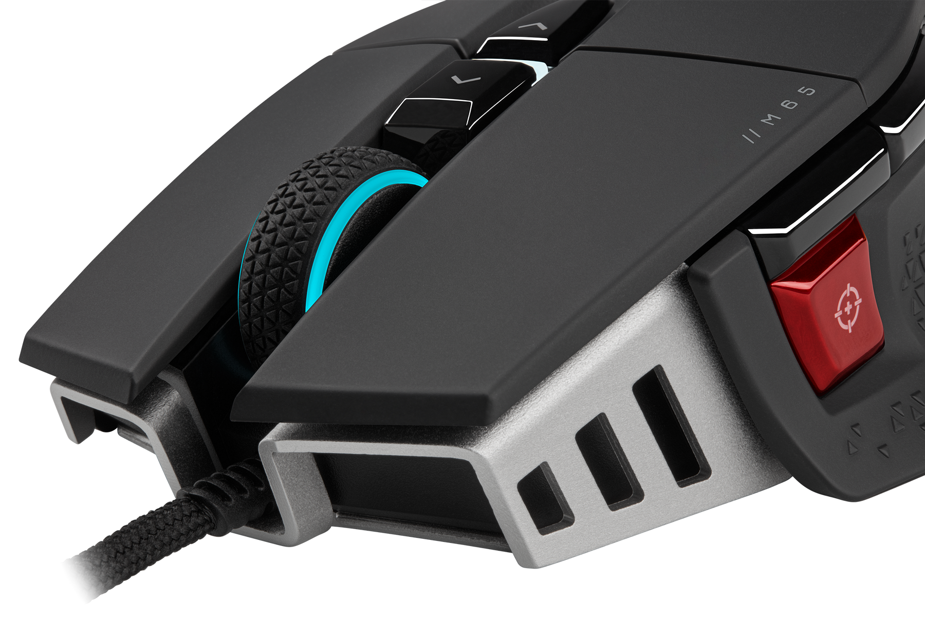 Zbliżenie czarnej i srebrnej myszy do gier. Ma teksturowane kółko przewijania z niebieskim podświetleniem i czerwony przycisk.