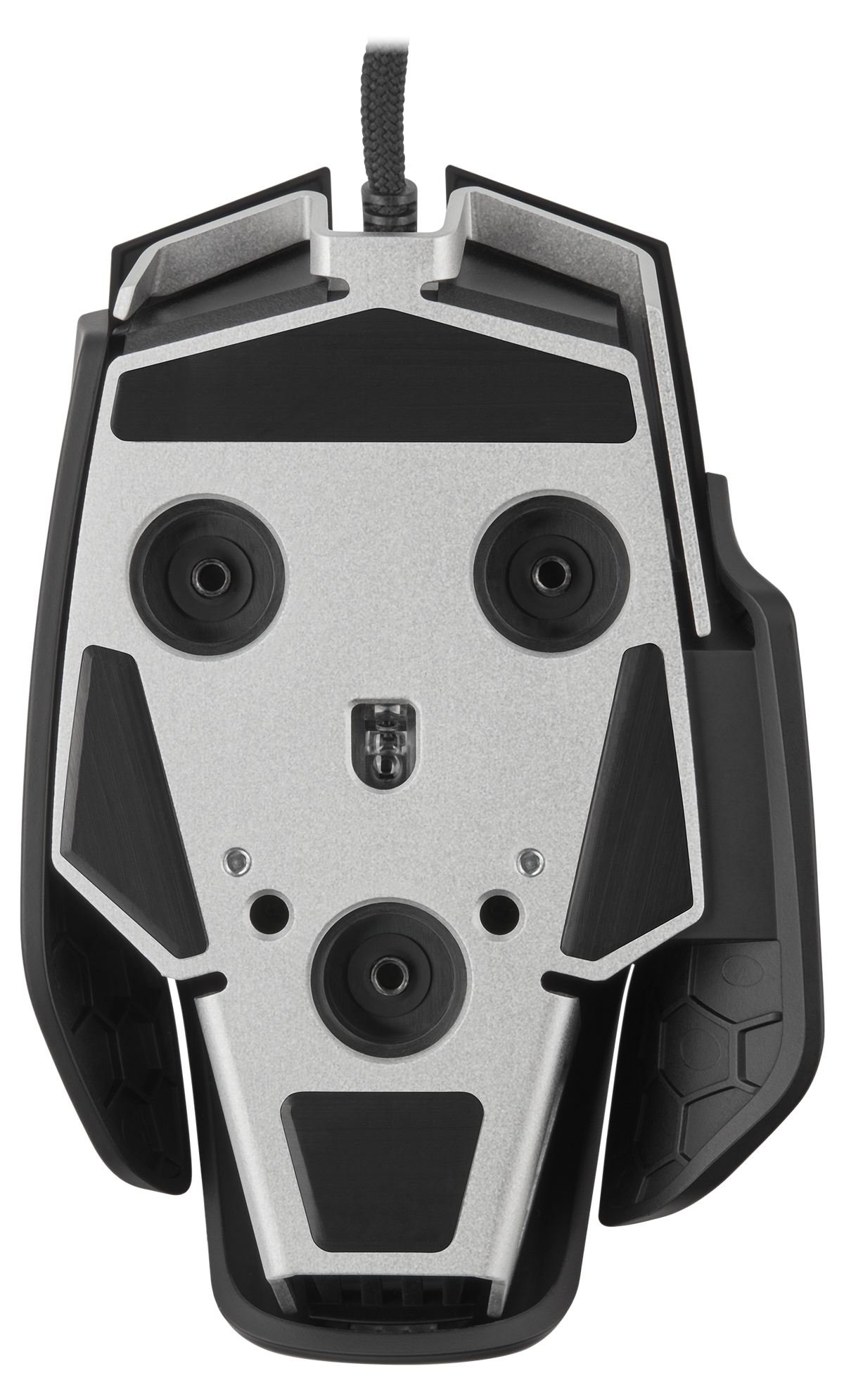 Widok od spodu myszy do gier. Ma czarne i srebrne elementy, z okrągłymi podkładkami i plecionym kablem.