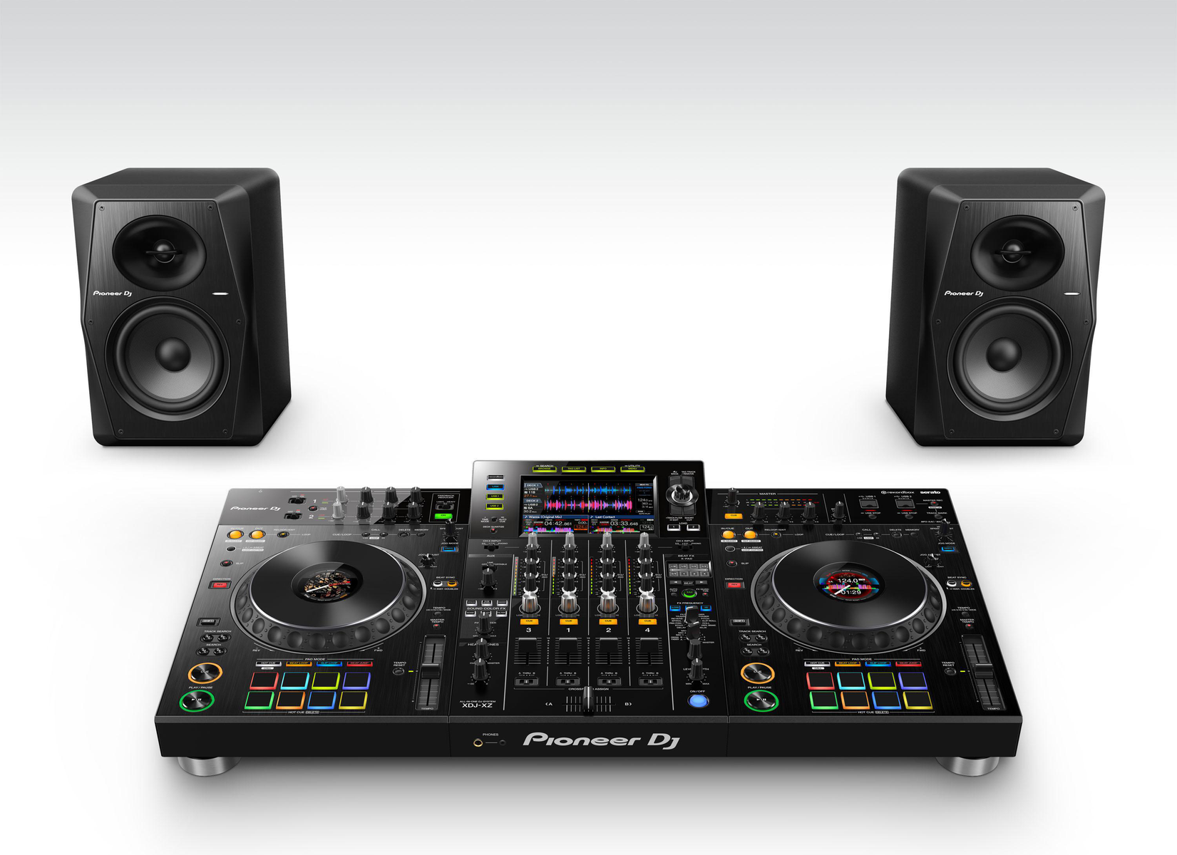 Un equipo de DJ sobre fondo blanco. Incluye dos altavoces negros, un controlador Pioneer DJ negro. La pantalla muestra efectos de audio.