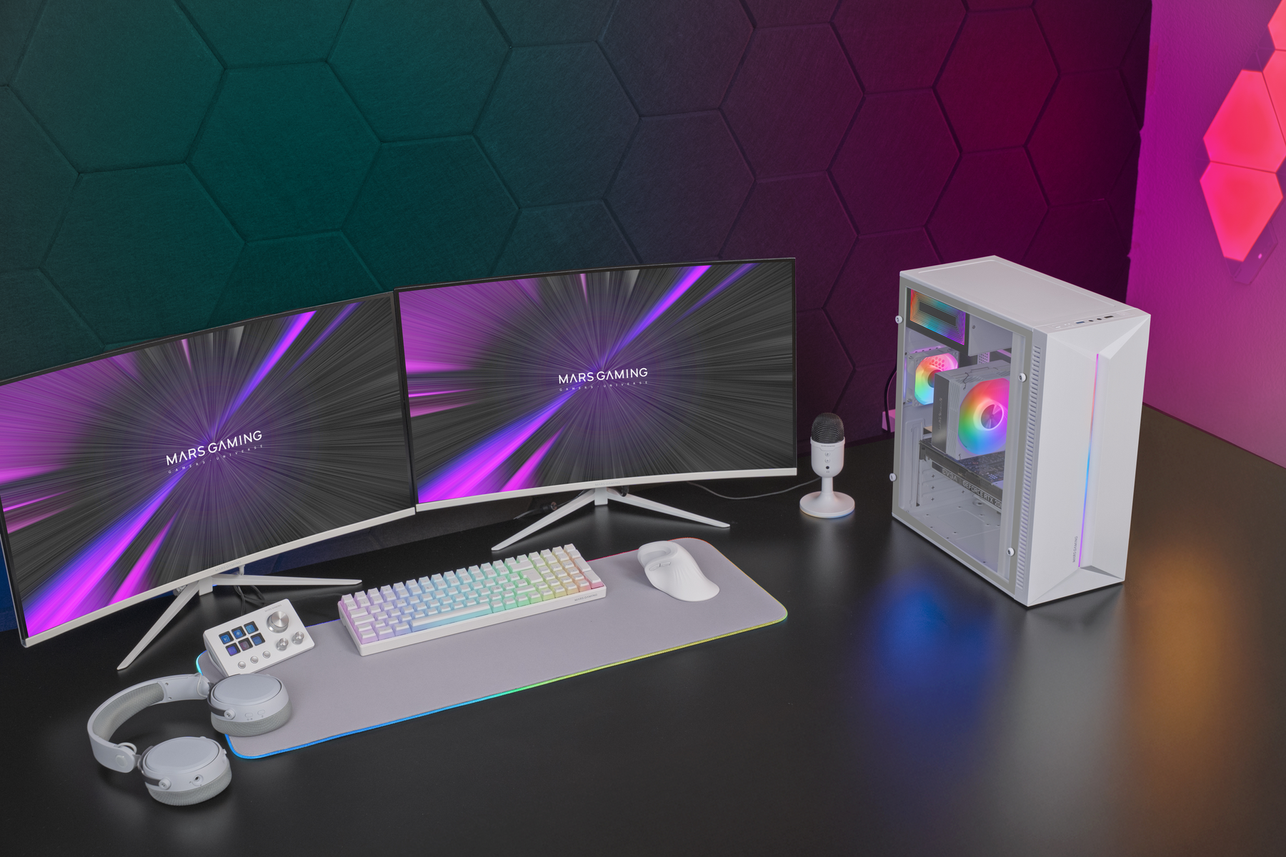 Un'impostazione di gioco con doppi monitor che mostrano "Mars Gaming", un PC bianco, tastiera, mouse, cuffie e microfono.