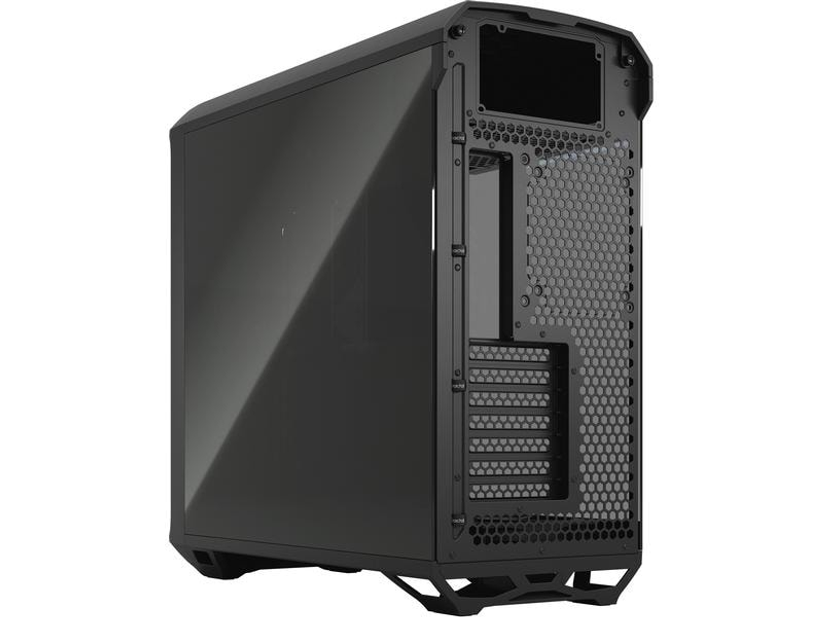 Schwarzes Computergehäuse mit Glasseitenwand. Die Rückseite hat ein Wabennetz und mehrere Öffnungen für Komponenten.