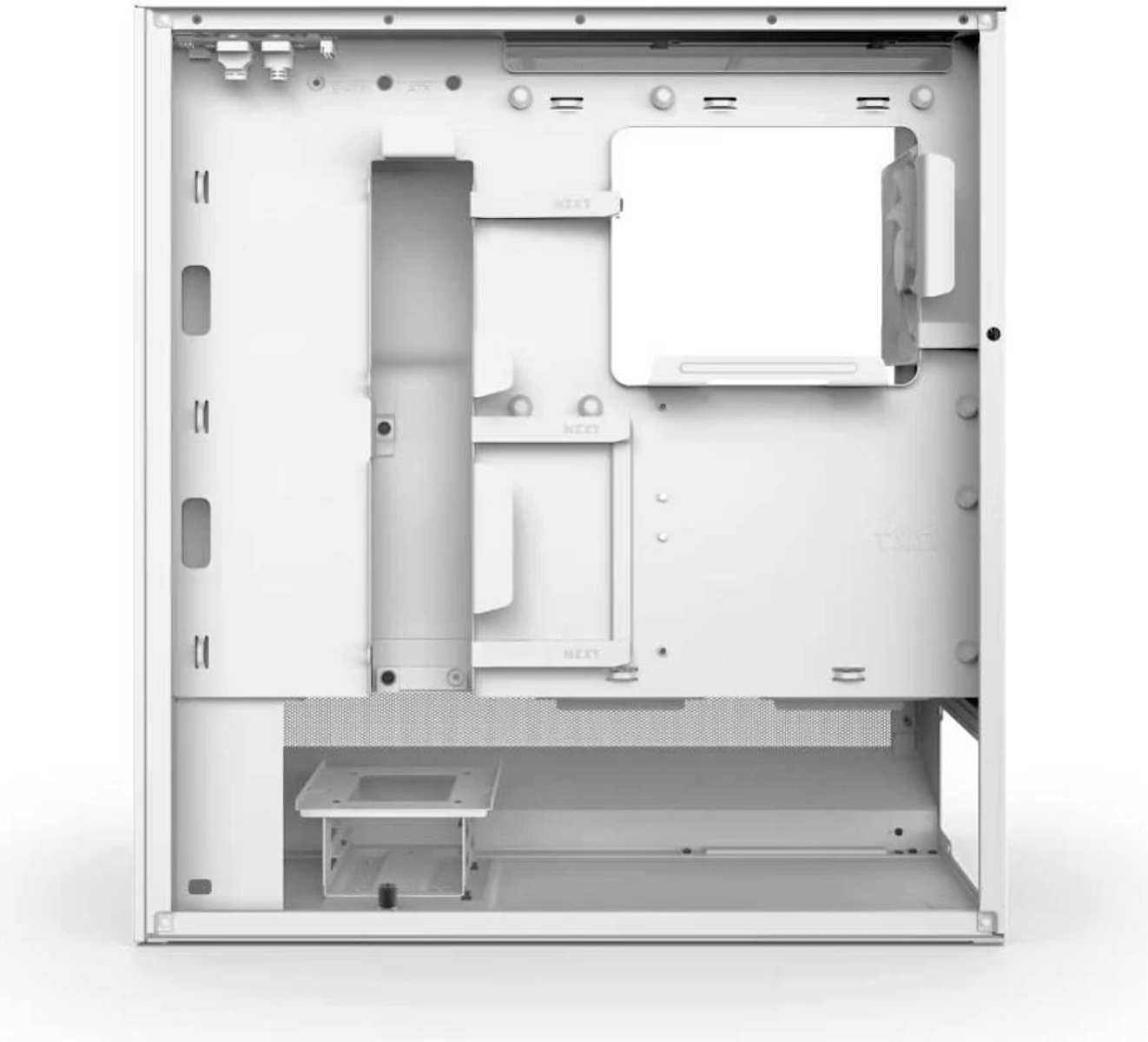 Pokazano wnętrze białej obudowy komputera. Posiada różne przegródki i punkty montażowe. Obudowa jest pusta, o czystym designie.