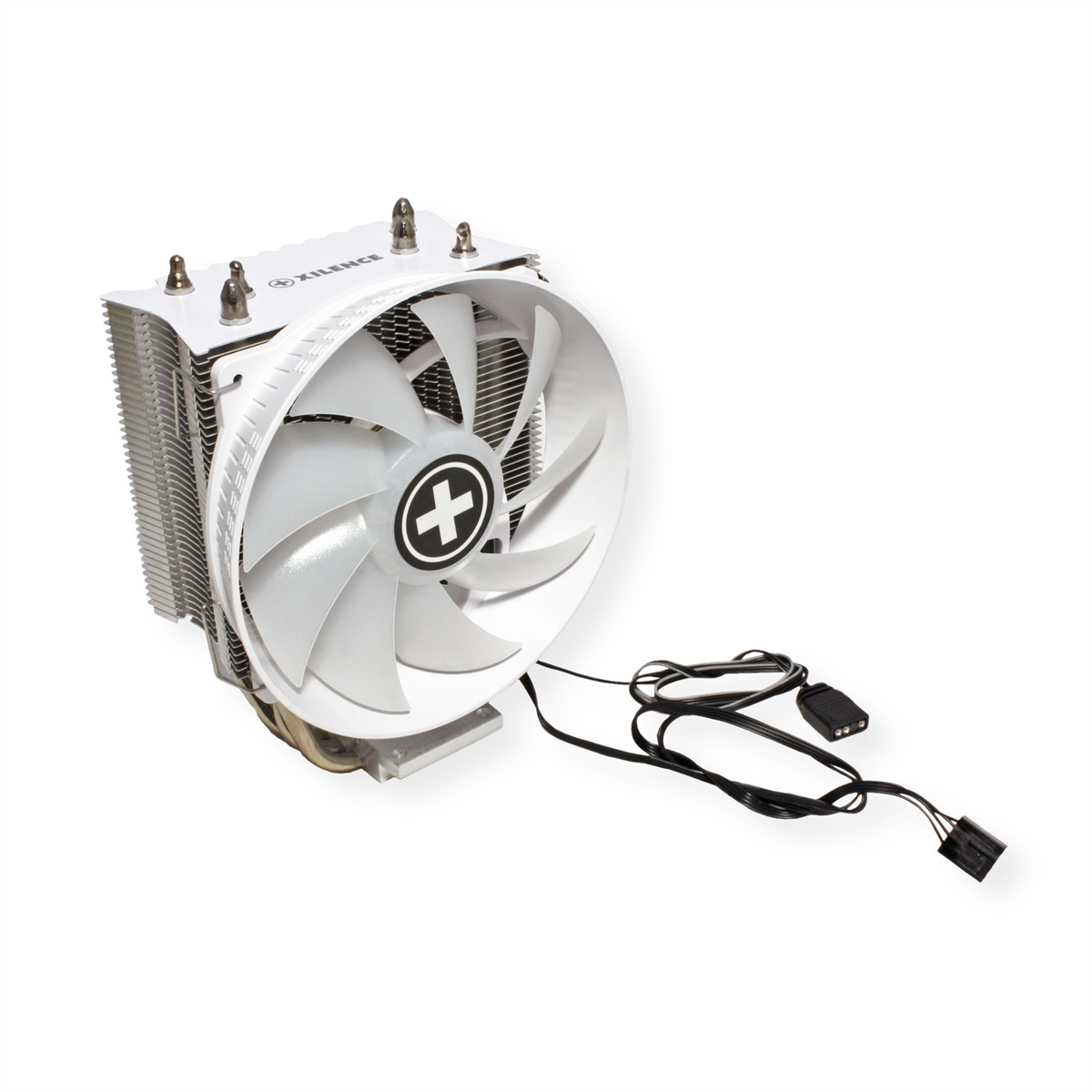 Un ventilateur d'ordinateur blanc avec un logo de croix noire. Il a des ailettes en métal et est connecté à des fils noirs sur fond blanc.