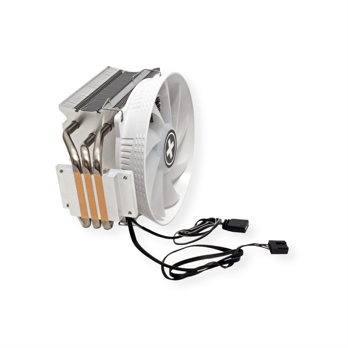 Un refroidisseur de CPU blanc et argenté avec un ventilateur. Des tuyaux en cuivre et des câbles noirs sont visibles sur fond blanc.