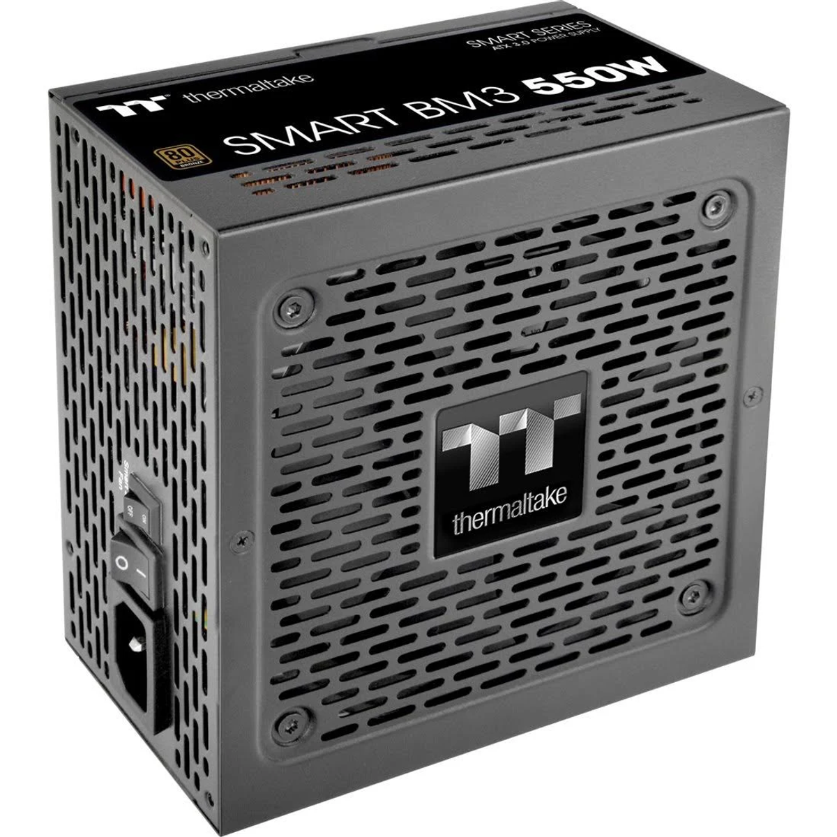 Czarny zasilacz Thermaltake Smart BM3 550W. Ma perforowaną metalową obudowę, włącznik i logo Thermaltake.