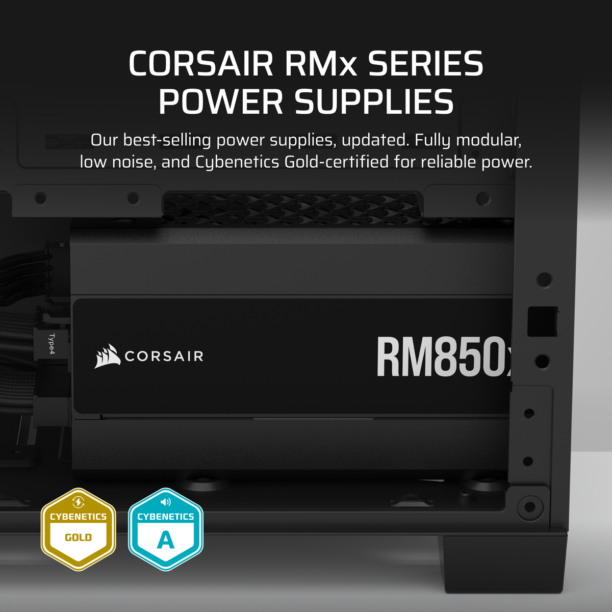 Czarny zasilacz Corsair RM850 w obudowie komputera. Złote i niebieskie odznaki Cybenetics na dole.