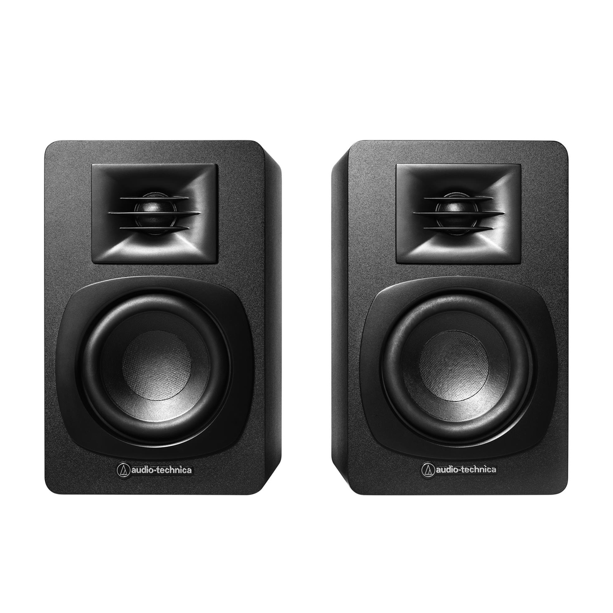 Dwa czarne głośniki audio z kwadratową górą i okrągłym dołem. Każdy ma logo Audio-Technica.