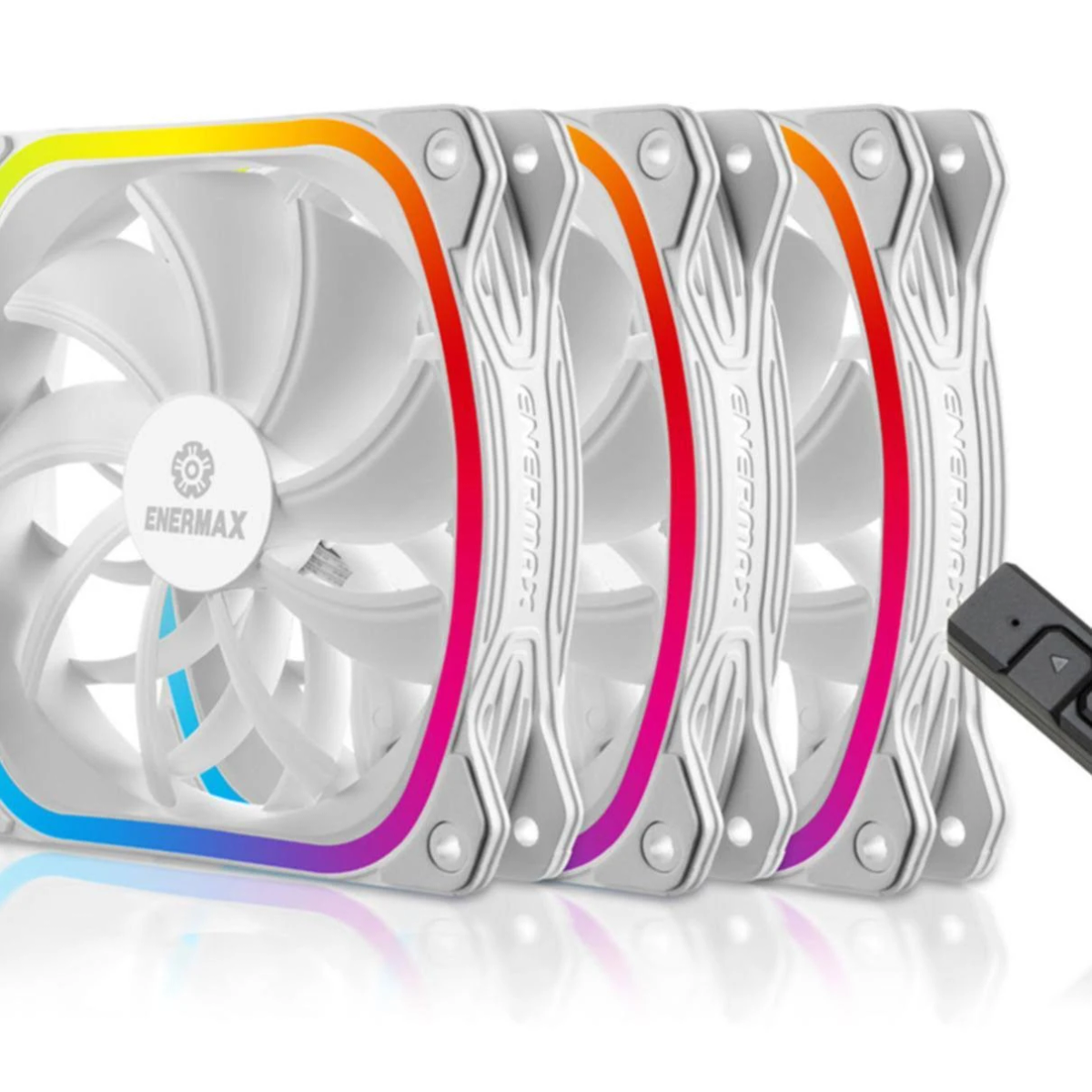 Weiße Computerlüfter mit Regenbogen-LED-Rändern. Eine Fernbedienung ist in der rechten Ecke. Die Marke ist Enermax.