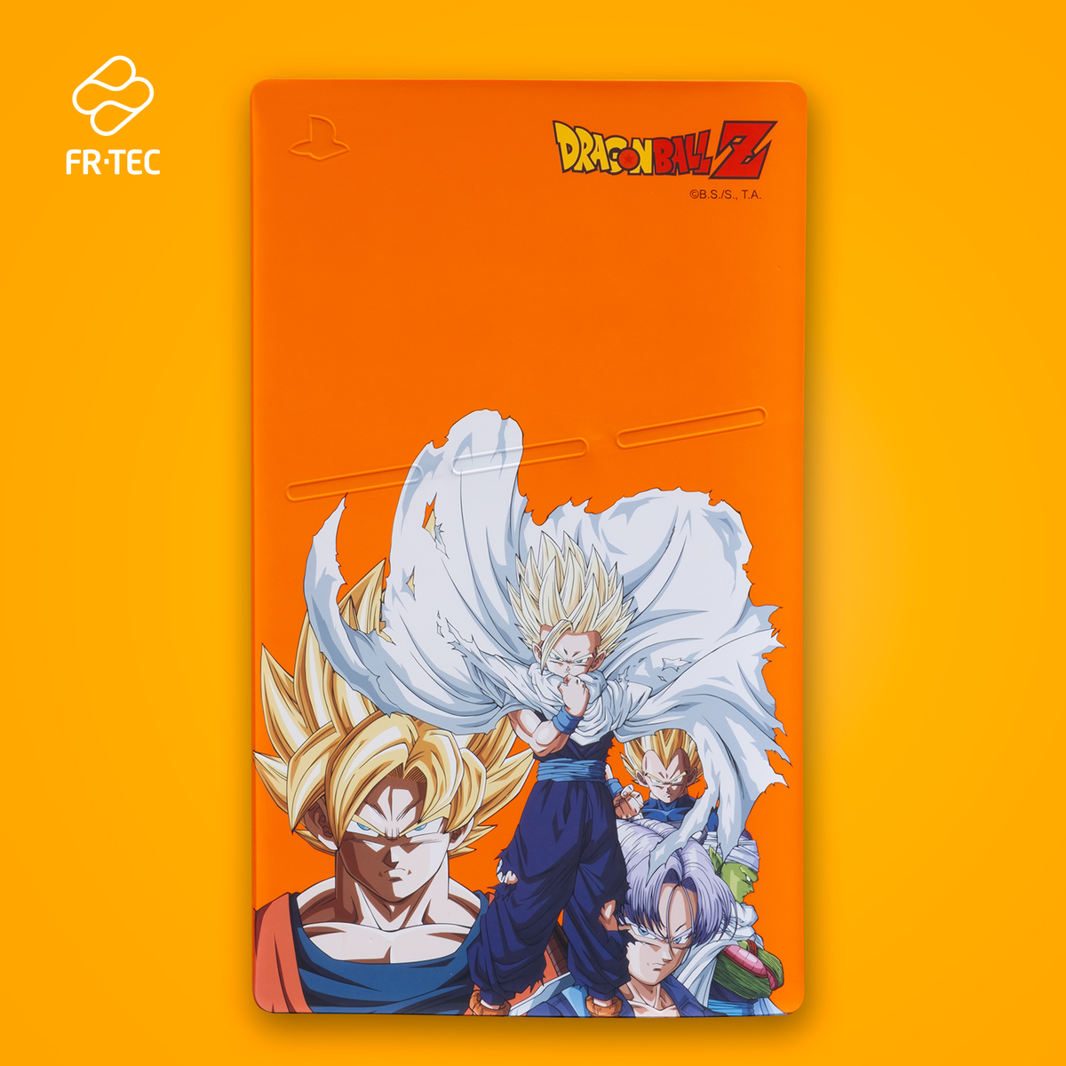 Funda naranja con personajes de Dragon Ball Z. Se representan Goku, Gohan y otros. Logotipo y marca en la parte superior e inferior izquierda.