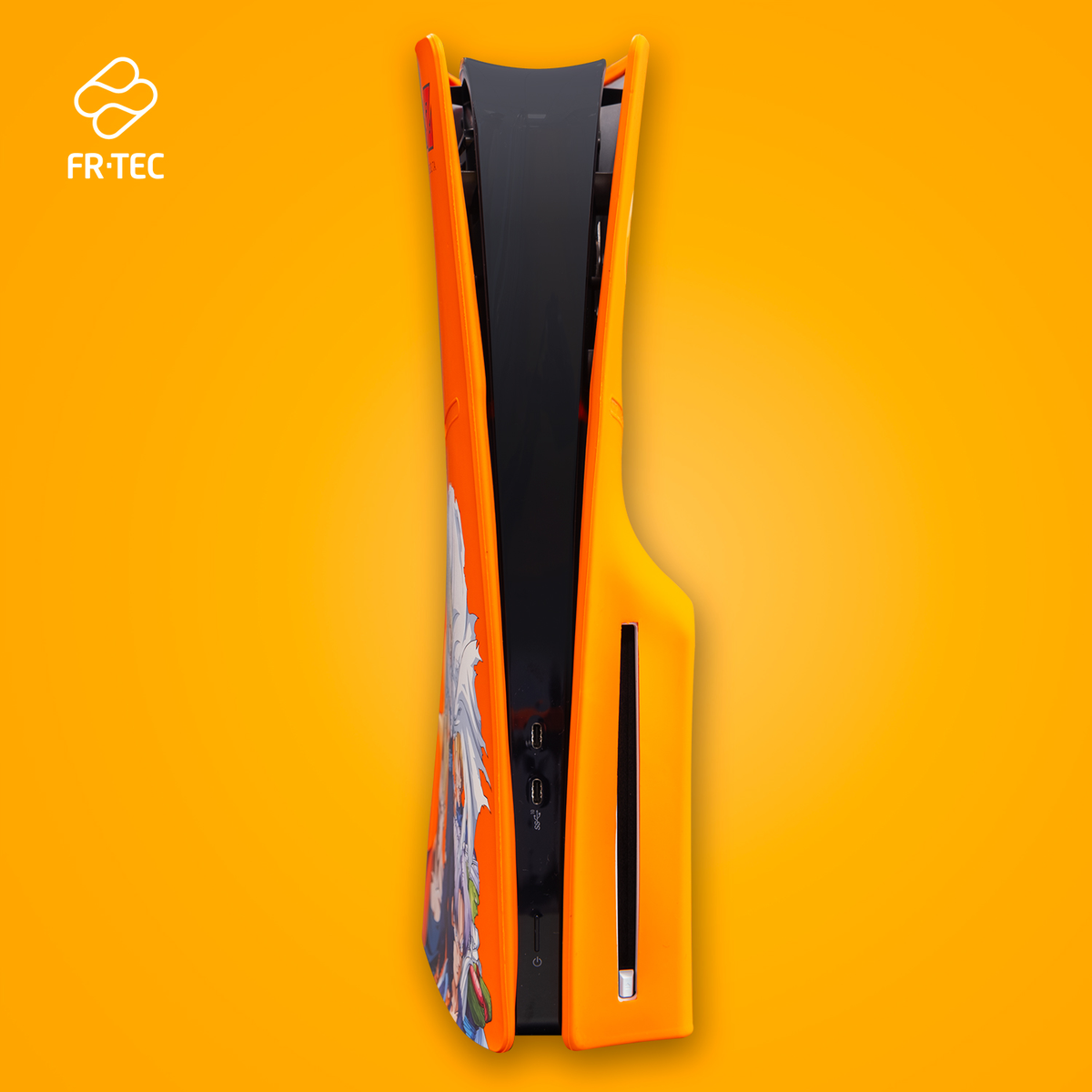 Una consola PlayStation 5 naranja con interior negro. La consola tiene un diseño en un lado y se apoya sobre un fondo naranja.