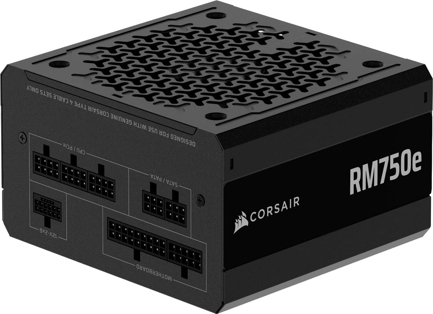 Czarny zasilacz Corsair RM750e. Posiada różne oznaczone porty, widoczne logo Corsair.