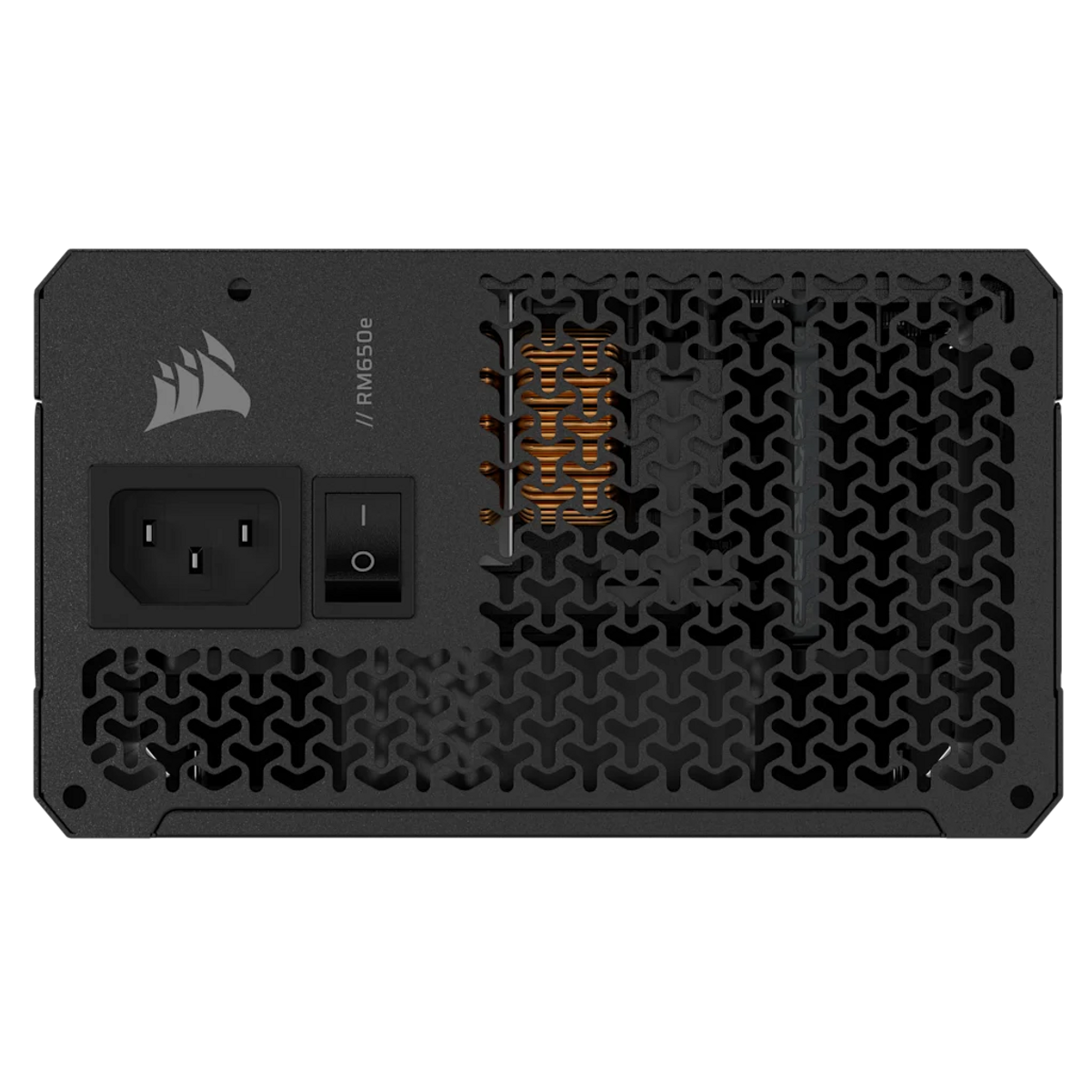 Czarny zasilacz Corsair RM650e. Posiada wejście AC, włącznik zasilania i wentylację o strukturze plastra miodu.