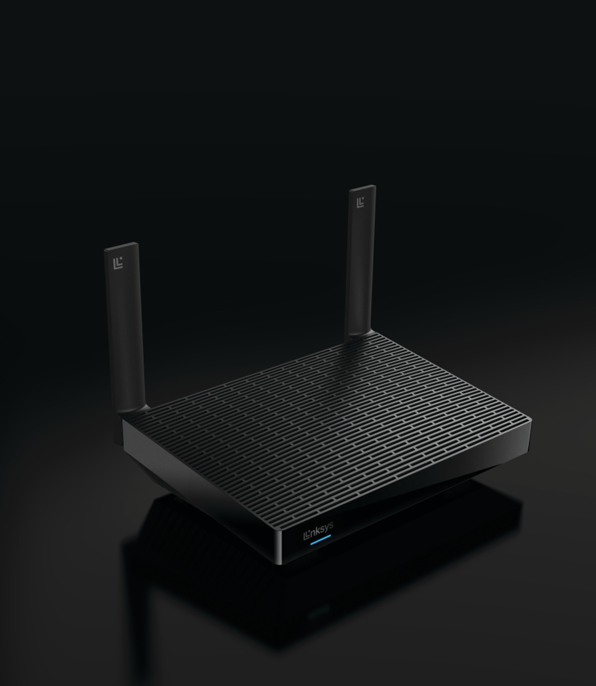 Un enrutador Linksys negro con dos antenas sobre una superficie reflectante. El enrutador tiene una parte superior estampada y una luz azul.