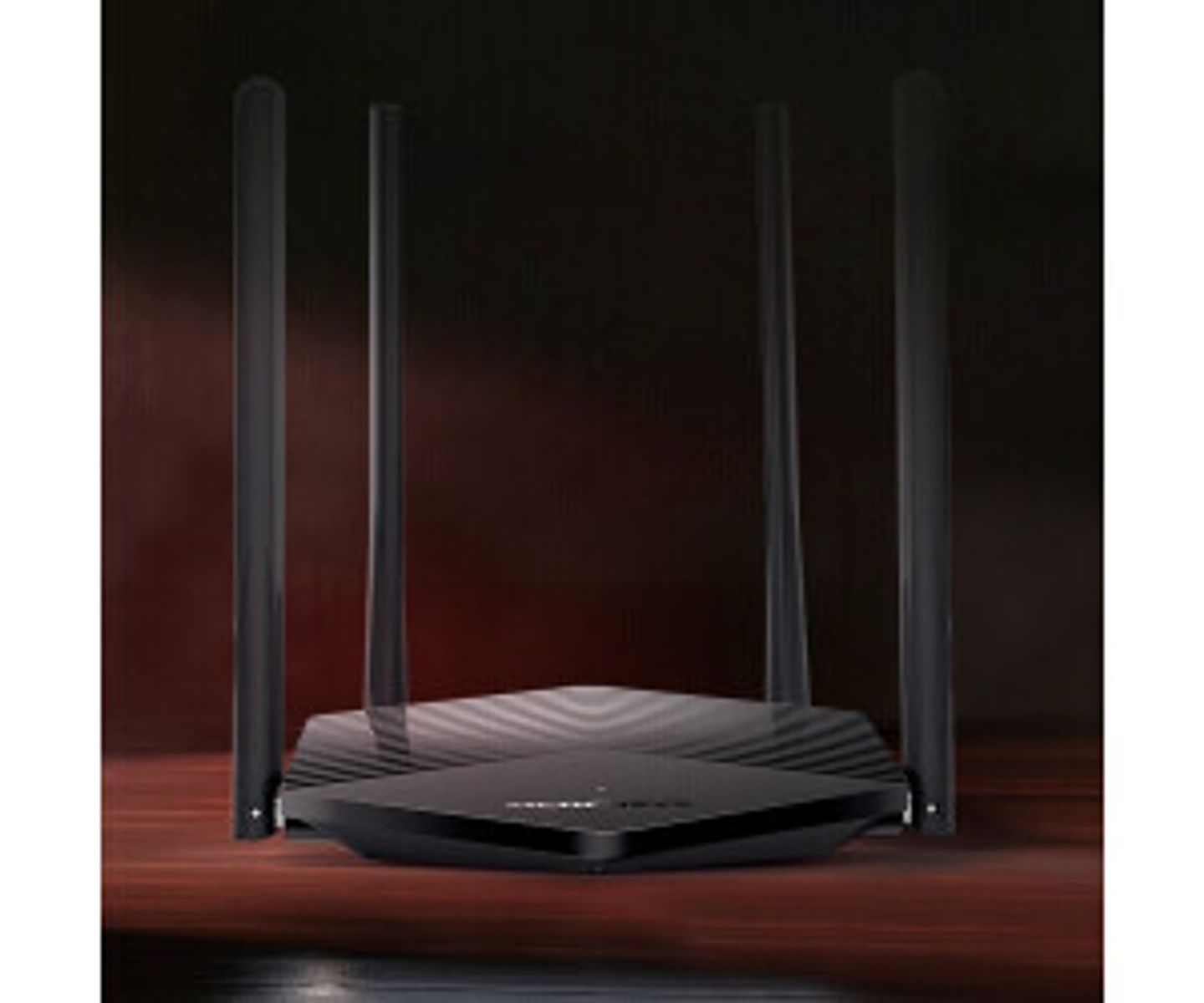 Een zwarte router met vier antennes staat tegen een donkerrode achtergrond. De router is gecentreerd en iets omhoog gekanteld.