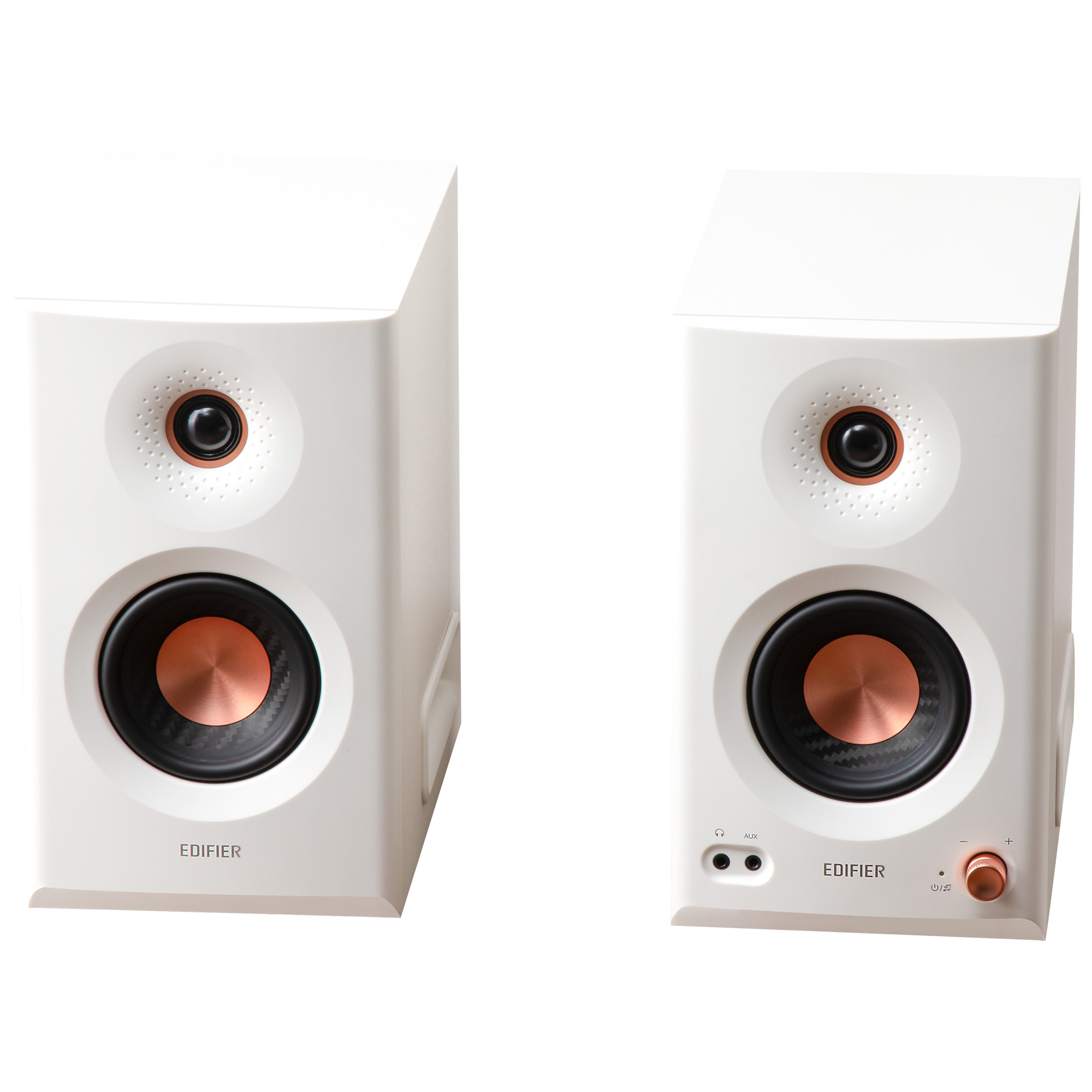 Dwa białe głośniki Edifier. Każdy ma miedziany stożek głośnika i czarne centrum. Jeden ma pokrętła sterujące.