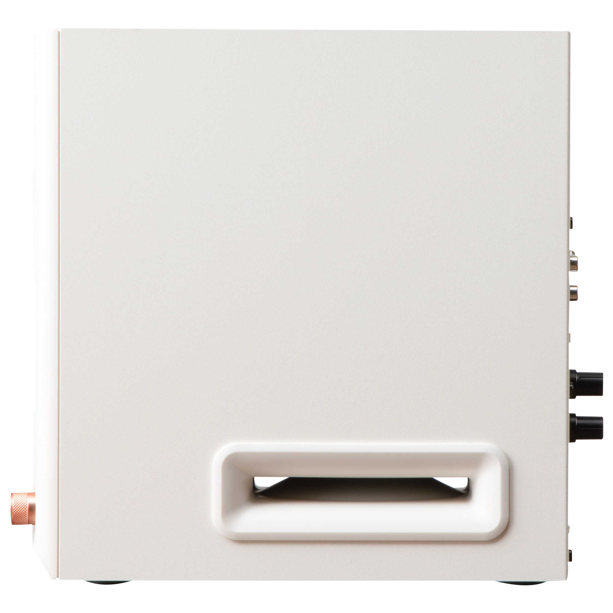 Białe urządzenie elektroniczne. Posiada uchwyt, porty i miedziane pokrętło. Bok ma teksturowaną powierzchnię i zaokrąglone rogi.