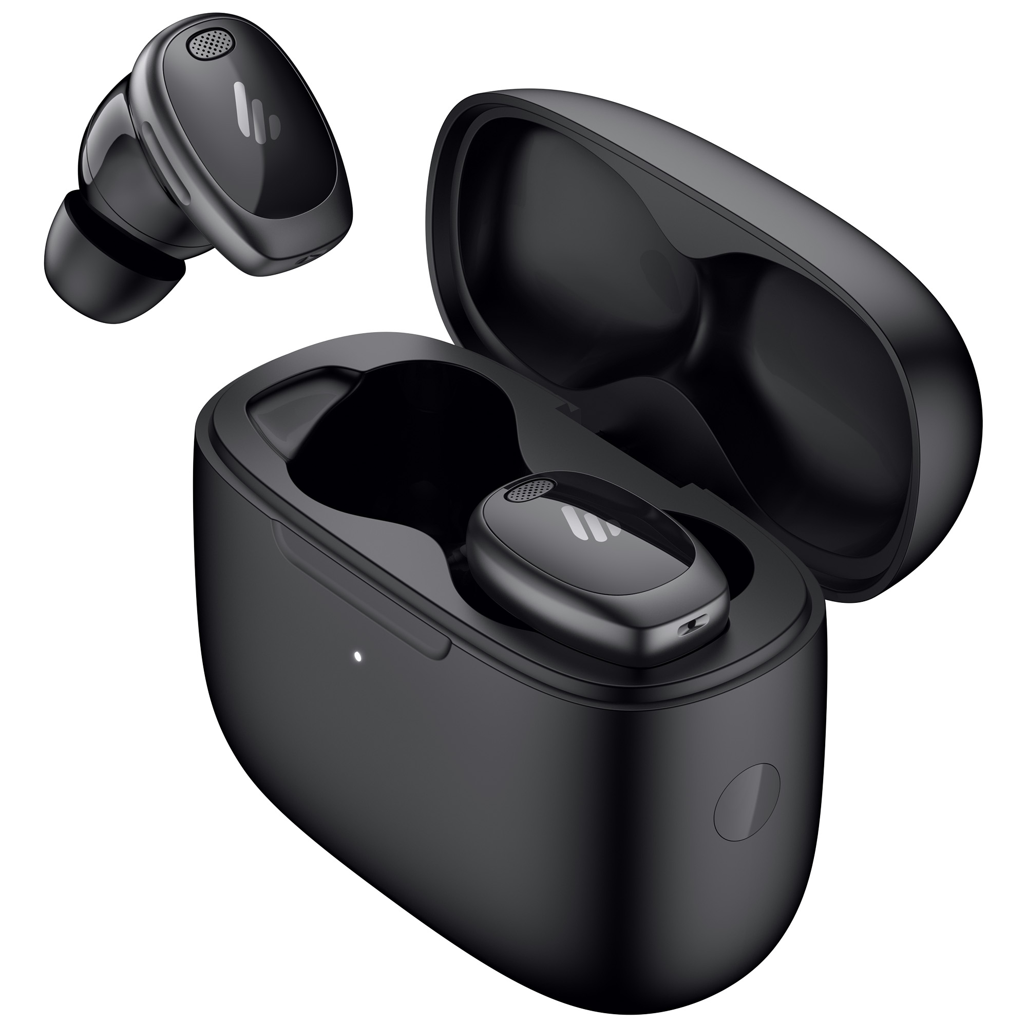 Czarne bezprzewodowe słuchawki, jedna poza etui, druga w środku. Otwarty futerał ładujący. Białe tło.