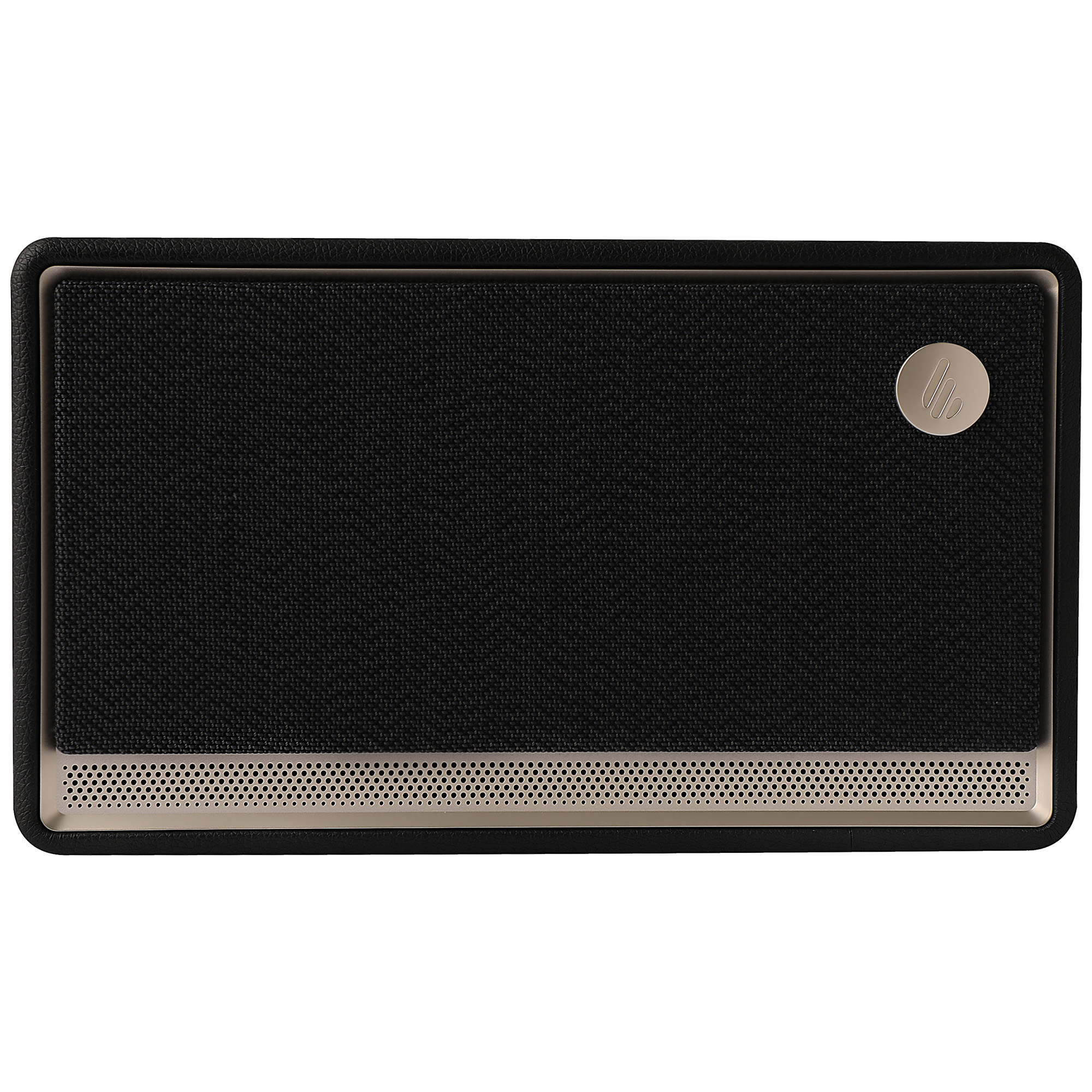 Prostokątny czarny głośnik z teksturowaną powierzchnią. Ma srebrny dolny pasek z otworami i srebrne logo.