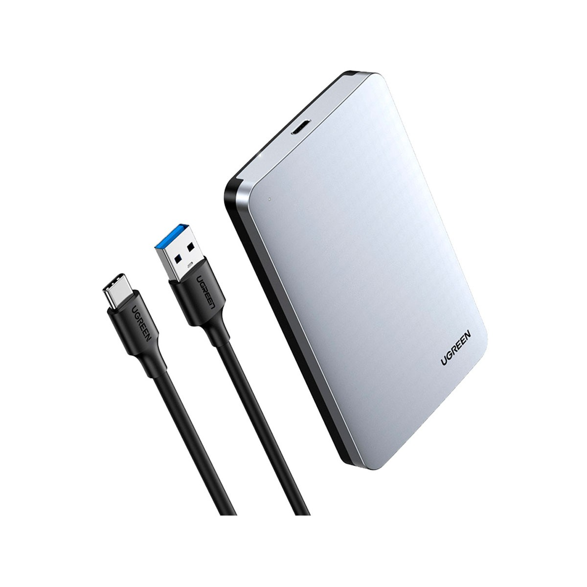 Srebrny zewnętrzny dysk twardy UGREEN z dwoma czarnymi kablami USB. Jeden kabel USB ma niebieską końcówkę USB. Tło jest białe.