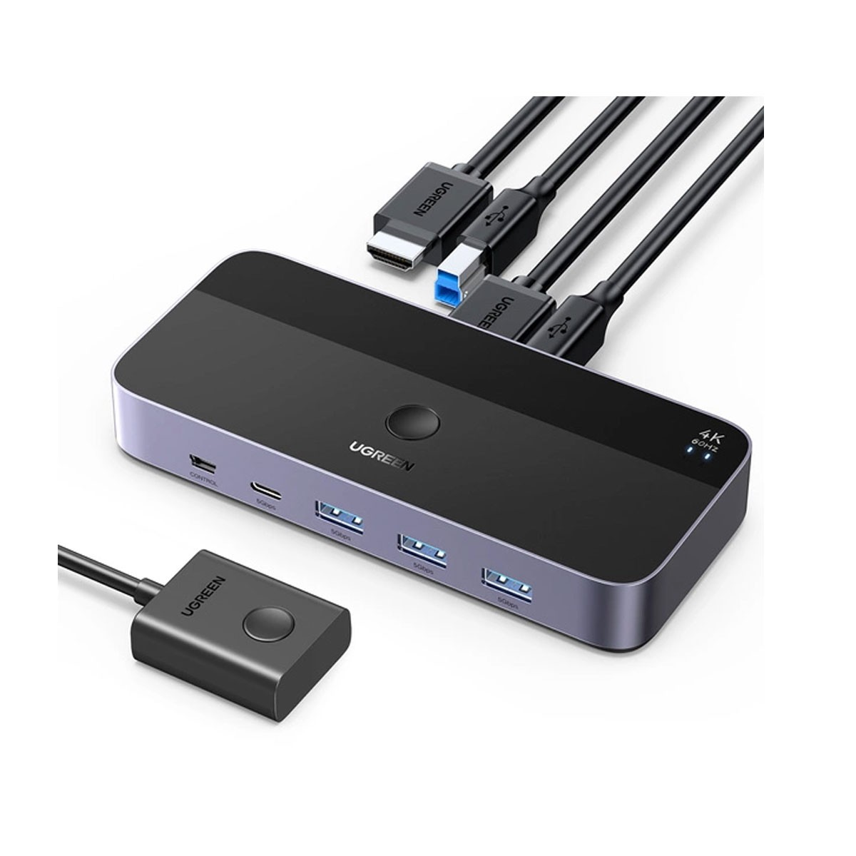 Hub USB UGREEN z wieloma portami i podłączonymi kablami. Widoczny jest również mały pilot zdalnego sterowania.